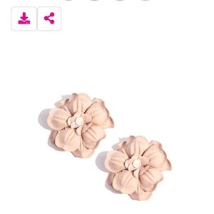 Of course I'm selling paparazzi, because you doesn't like jewlery! Only $5!!!